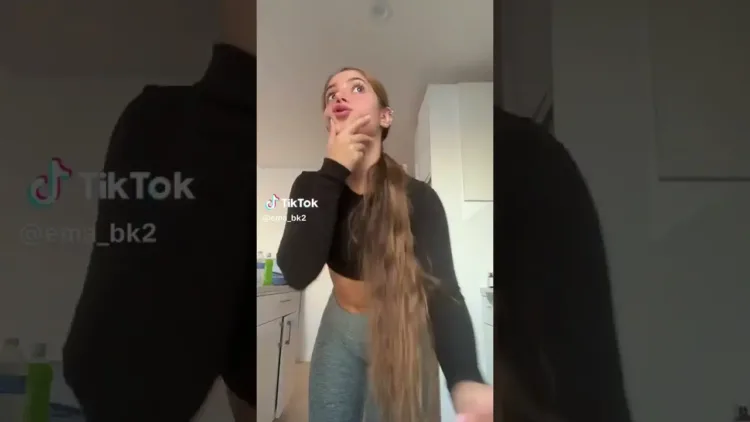 Tiktok Thot leggingsben ugrál
 – videó