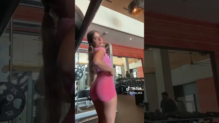 Tiktok Thot rózsaszín fitnesz rövidnadrágban
 – videó