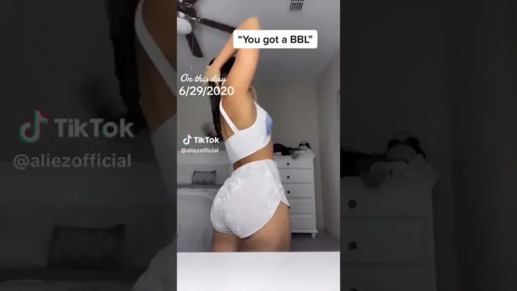 Tiktok Thots fehérben táncol
 – videó