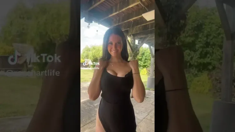 Tiktok Thots pattogó fekete ruhában
 – videó