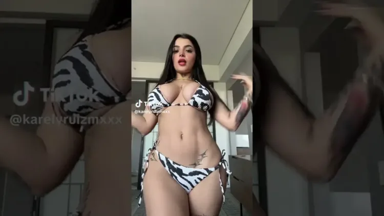 Tiktok Thots tehénbikiniben táncol
 – videó