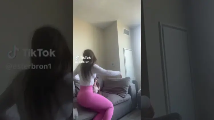 TIKTOK THOT RÓZSASZÍN LÁBNYÁBAN
– videó