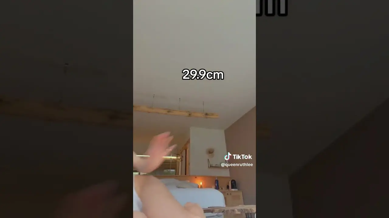 TIKTOK THOT SZÜK FEHÉR INGBEN
 – videó