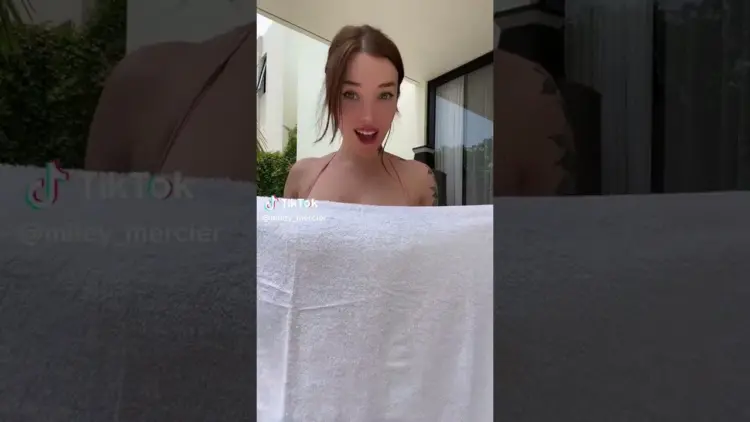 Tiktok Thot leejtő törölköző
– videó