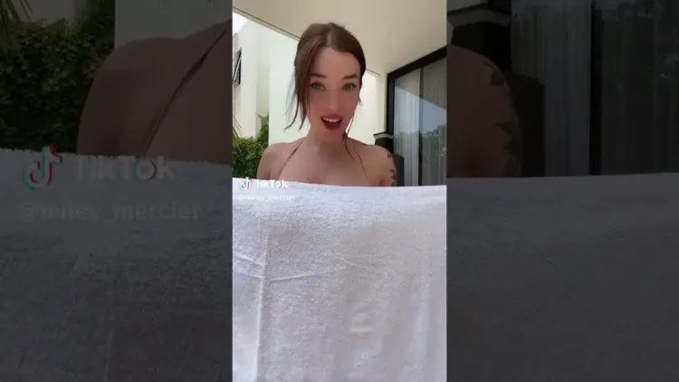 Tiktok Thot leejtő törölköző
 – videó