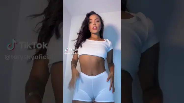 Tiktok Thot szűk fehér rövidnadrágban
– videó