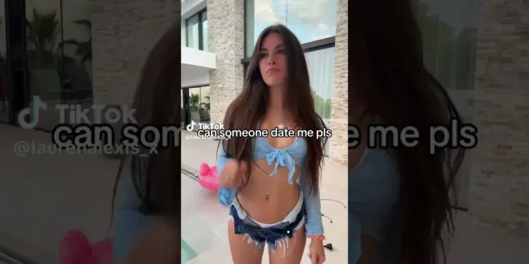 Tiktok Thot táncol farmer rövidnadrágban
– videó