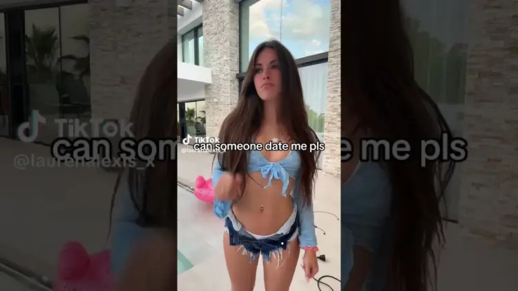 Tiktok Thot táncol farmer rövidnadrágban
– videó