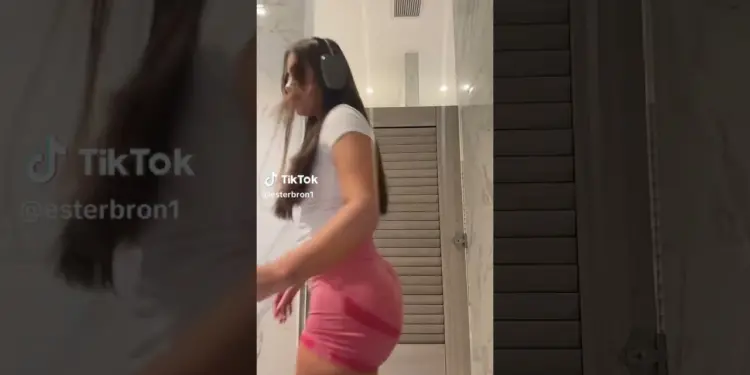 Tiktok Thot táncol rózsaszín szűk rövidnadrágban
– videó