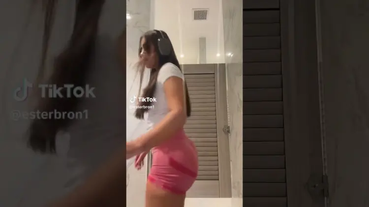 Tiktok Thot táncol rózsaszín szűk rövidnadrágban
– videó