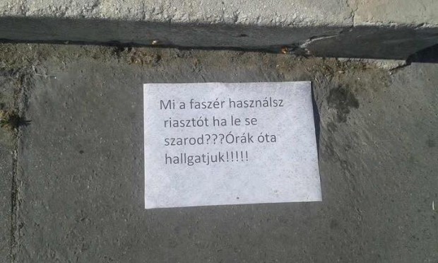 Intrigáló kérdés egy parkoló autóra ragasztva