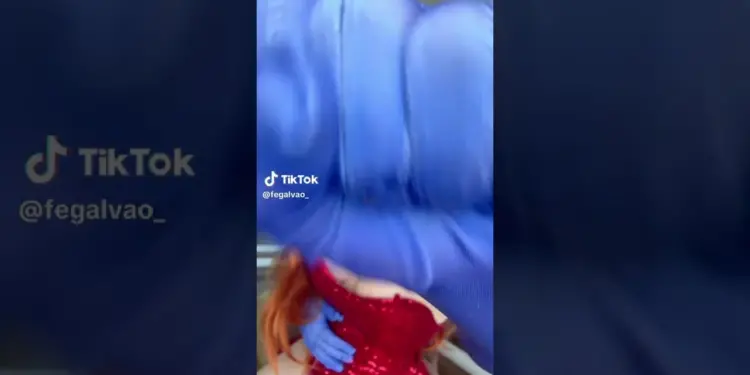 TIKTOK THOT PIROS RUHÁBAN
– videó