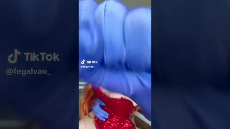 TIKTOK THOT PIROS RUHÁBAN
 – videó