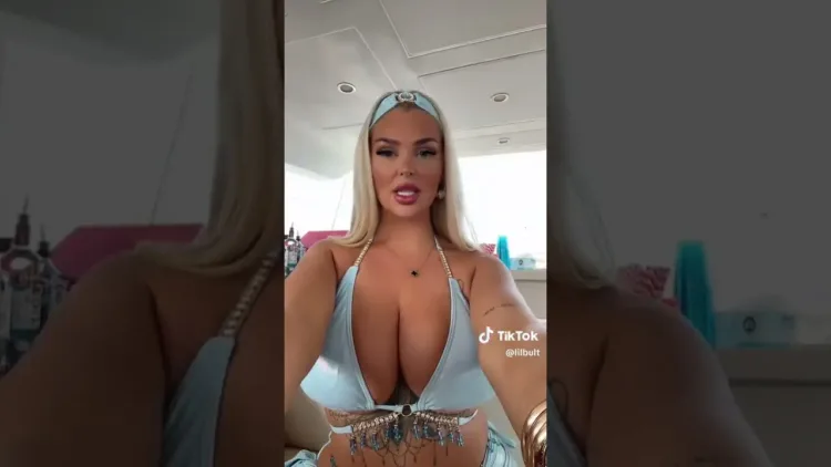 Tiktok Thot égszínkékben
 – videó