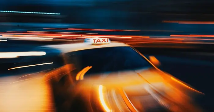 A taxisofőr másképp értelmezte a piros és a zöld lámpát