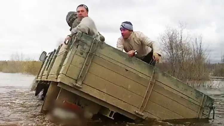 Az emberek idióták |  A hülye csoport megbukik
– videó