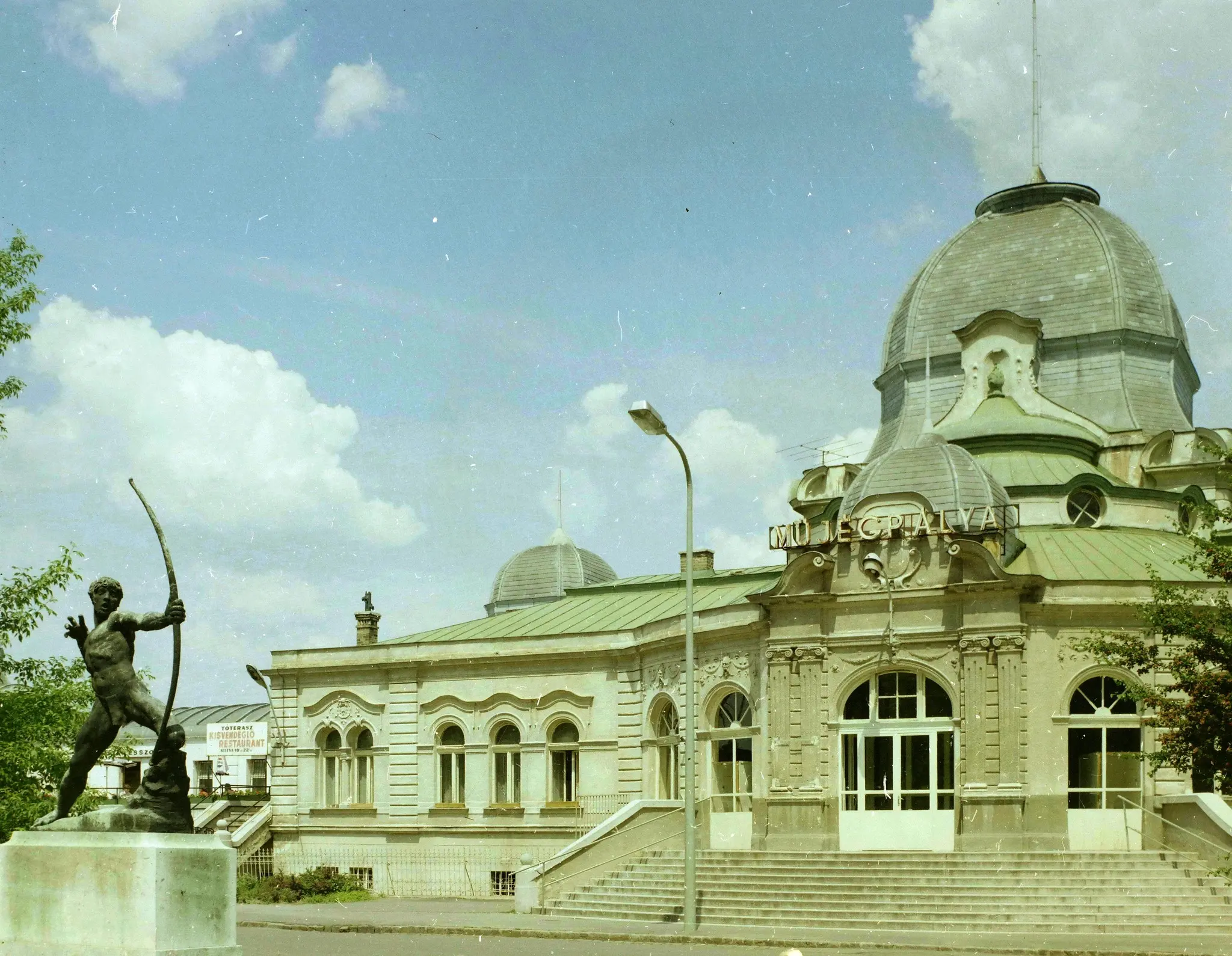 Budapest, Városliget, a Műjégpálya bejárata, 1978.
 FŐFOTÓ