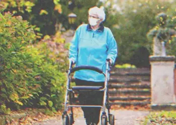 Hihetetlen találkozás 83 éves korban: ikertestvérét találta meg egy idősek otthonában