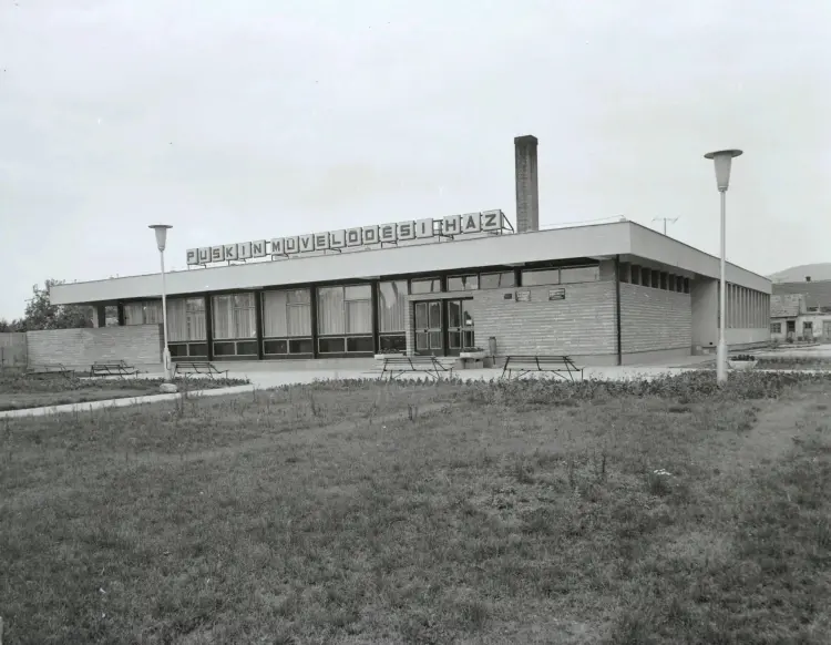 1970-es évek.  Puskin Művelődési Ház, Tatabánya.