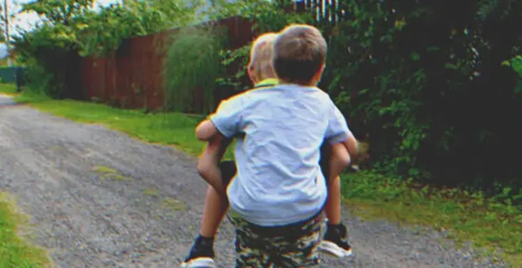 A fiú a hátán viszi haza mozgássérült barátját, jutalmul a nagymamája…