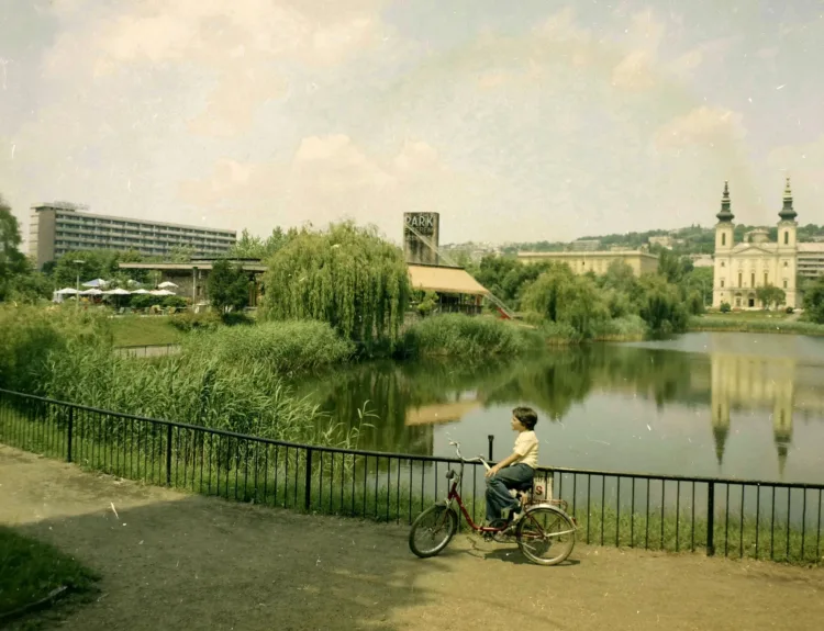 Budapest, a Feneketlen-tó, 1980.
 FŐFOTÓ