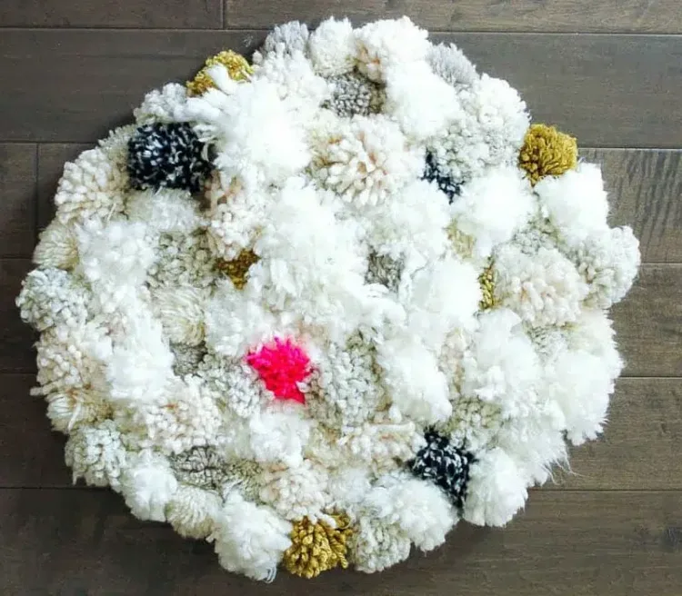 Otthoni DIY projekt: Készítsenek pompom szőnyeget a gyerekszobától a nappaliig