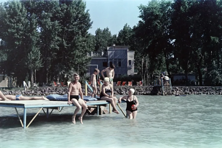 1957.  A Balaton-part.