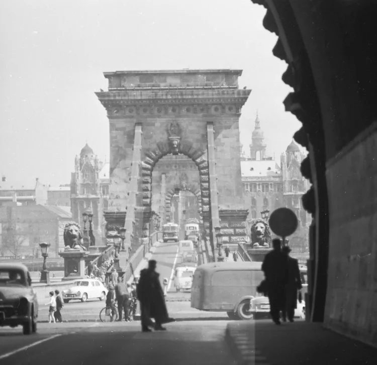 1966.  Budapest, a Lánchíd látképe a Váralagútból.
FŐFOTÓ