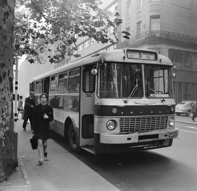 1969.  Bp., Erzsébet (Engels) tér, buszmegálló.