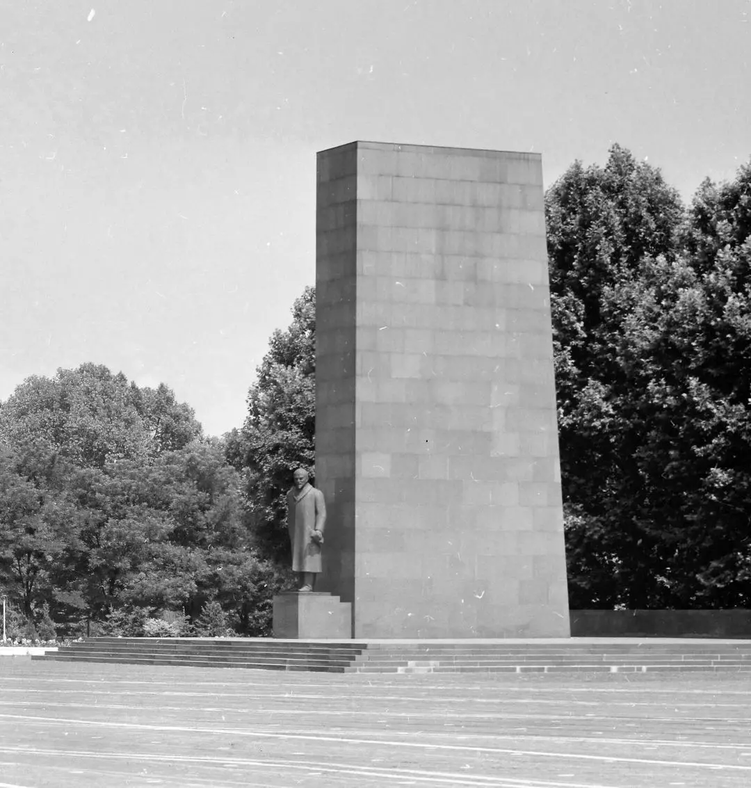 1970-es évek.  A Lenin szobor, Felvonulási tér (Ötvenhatosok tere).