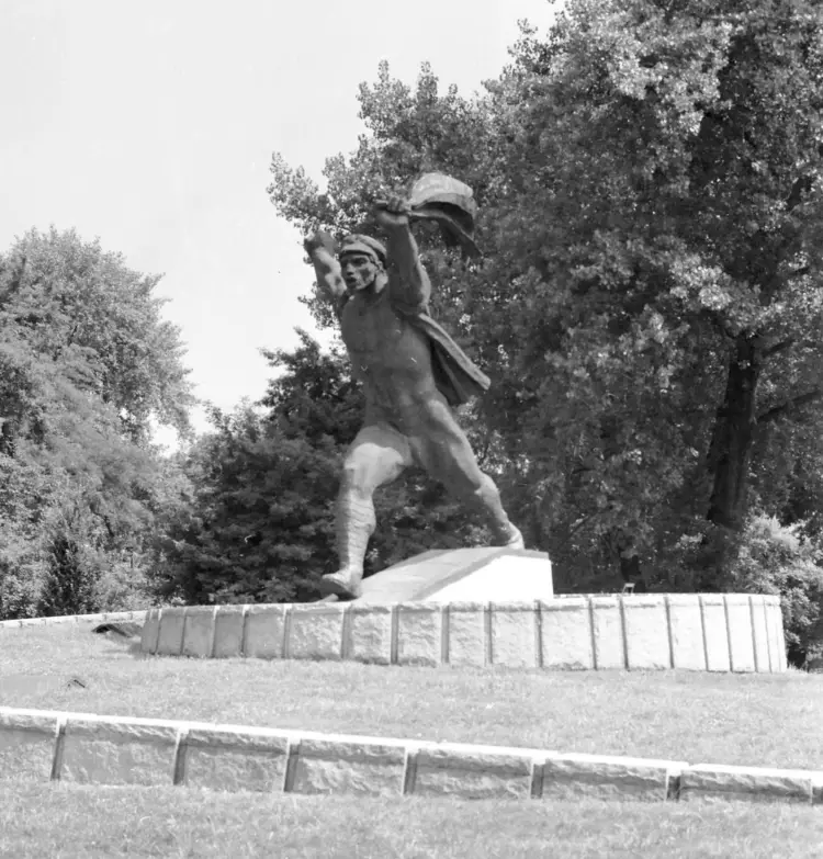 1970-es évek.  A Tanácsköztársaság-emlékmű egykori helyén, a Felvonulási téren (…