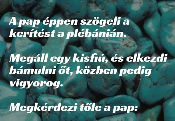 Vicc: A pap szögeli a kerítést, egy kisfiú elkezdi vigyorogva bámulni