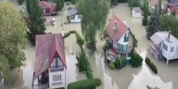 Lenyűgöző drónvideók: Az áradó Duna egy magyar falut beterített, a felvételek világszerte terjednek!