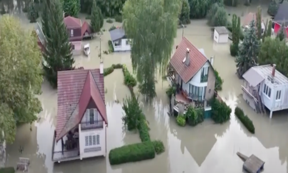 Lenyűgöző drónvideók: Az áradó Duna egy magyar falut beterített, a felvételek világszerte terjednek!