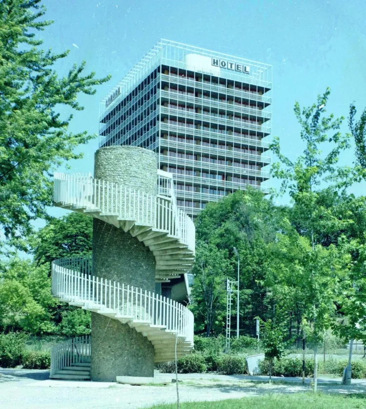 1982.  Hotel Aurora, Balatonalmádi.