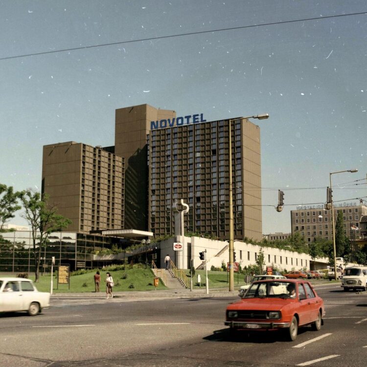 1984.  Bp., NOVOTEL.
 FŐFOTÓ