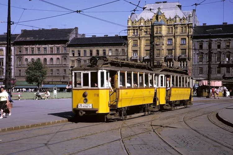 1967.  Bp., a 25-ös villamos a Keleti pályaudvarnál.
villamosok hu