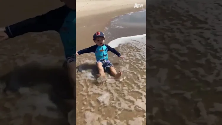 Beach Babe   #Vicces #Strand #Fail #shorts
 – videó