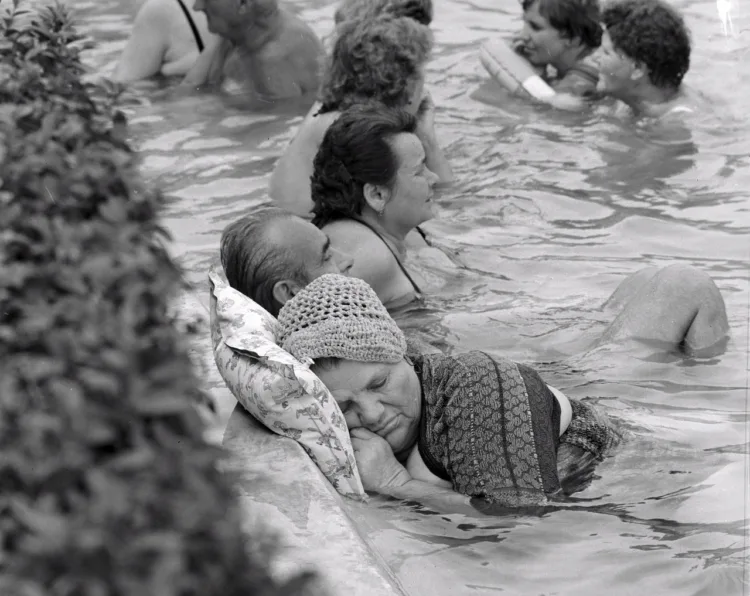 Bp.,  vízben pihen egy asszony a kánikulában a Dagály strandon 1972. augusztus 1…