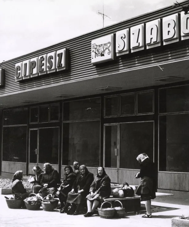 1975. Buszra váró kofák Gyulán.
FORTEPAN