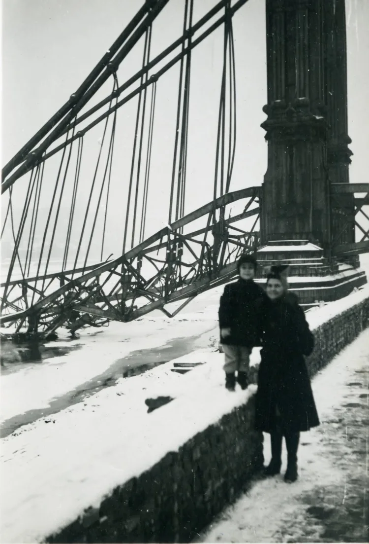 Budapest, az 1945-ben felrobbantott Erzsébet híd pesti hídfőjénél a II. világháb…