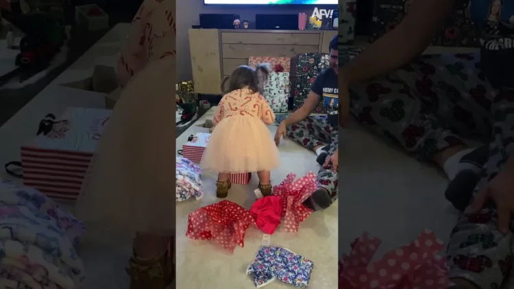 Abban a pillanatban, amire mindannyian vártunk!  # #christmas #funny
 – videó