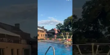 0/10  #Shorts #FAIL #FUNNY #FALL #JUMP #POOL
 – videó