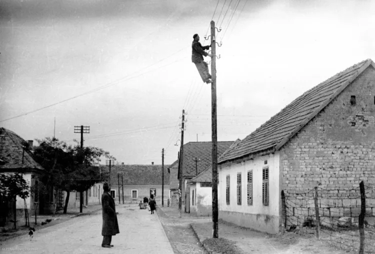 1948.  Faluvillamosítás a hároméves terv keretében valahol Magyarországon.