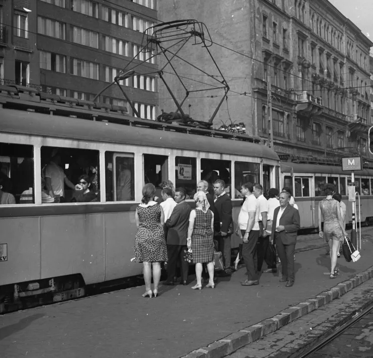 1971.  Bp., Károly (Tanács) körút a Madách térnél.
FORTEPAN