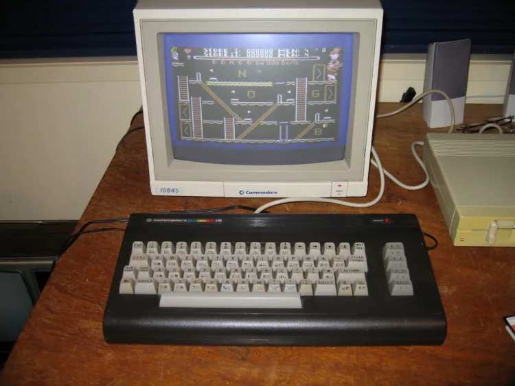 Commodore 16 , Commodore Plus/4 és egy cikk + írható program a Kisdobos újságból…