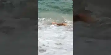 Soha nem láttam, hogy jön  #Shorts #FAIL #FUNNY #WAVES #SEA
 – videó