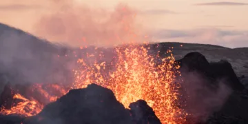 Hatalmas kitörés: 100 méteres lávaszökőkút a hawaii Kilauea vulkánból!