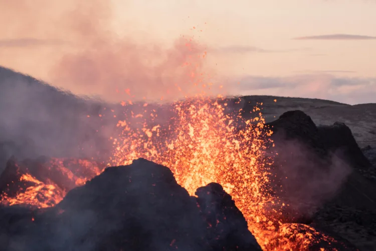 Hatalmas kitörés: 100 méteres lávaszökőkút a hawaii Kilauea vulkánból!